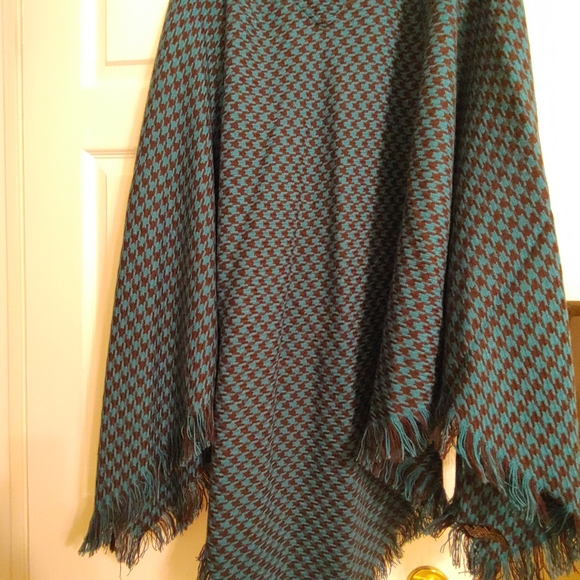 Poncho - Picture 4 of 6